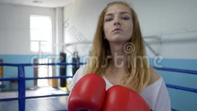 女运动员在拳击场打拳击前先把拳击手套<strong>预热</strong>